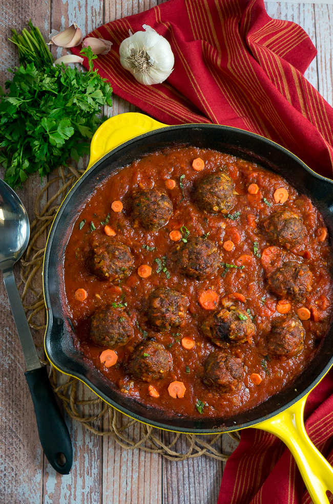 Paleo Meatballs with Marinara Sauce - Juicy meatballs in a tomato & basil sauce. Only 30 minutes! Perfect weekday comfort food. #paleo #glutenfree #dinner #meatballs