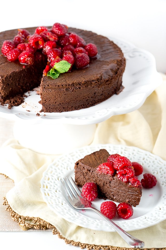 Paleo Flourless Chocolate Cake - This decadent flourless chocolate cake is rich and creamy. Easy recipe, made with only 5 ingredients. Paleo, gf and tastes amazing!