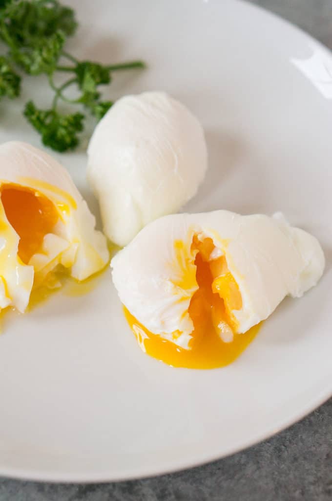 making poached eggs