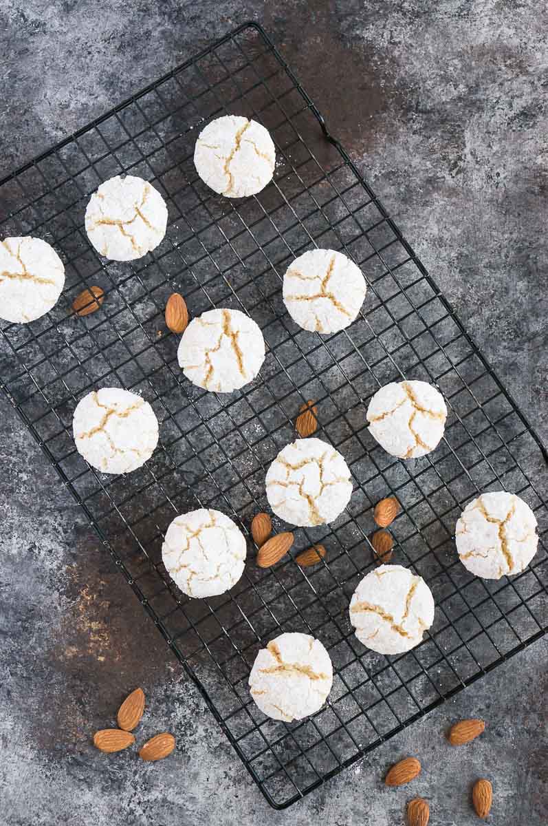 Biscuits amaretti sans gluten sur une grille