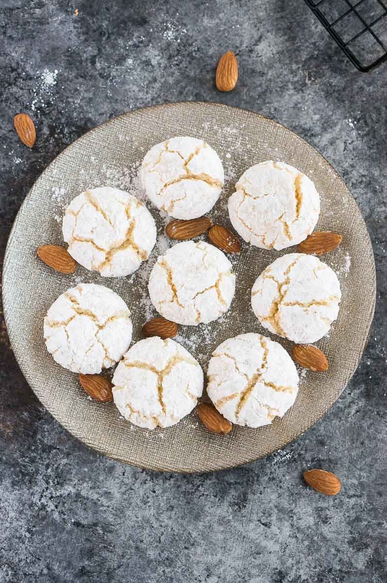 biscuits amaretti sans gluten sur une assiette argentée