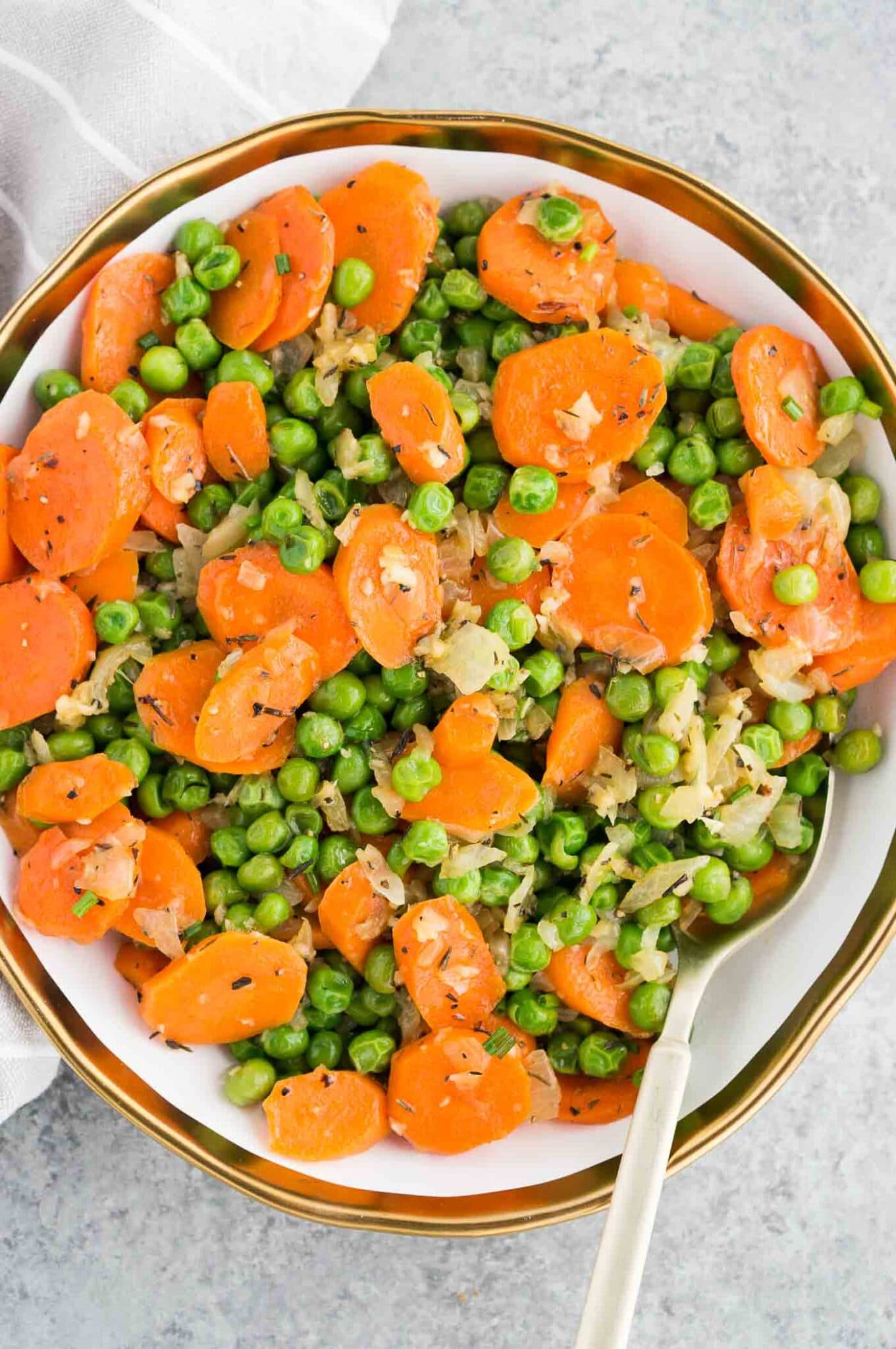 close up images of healthy peas and carrots side dish