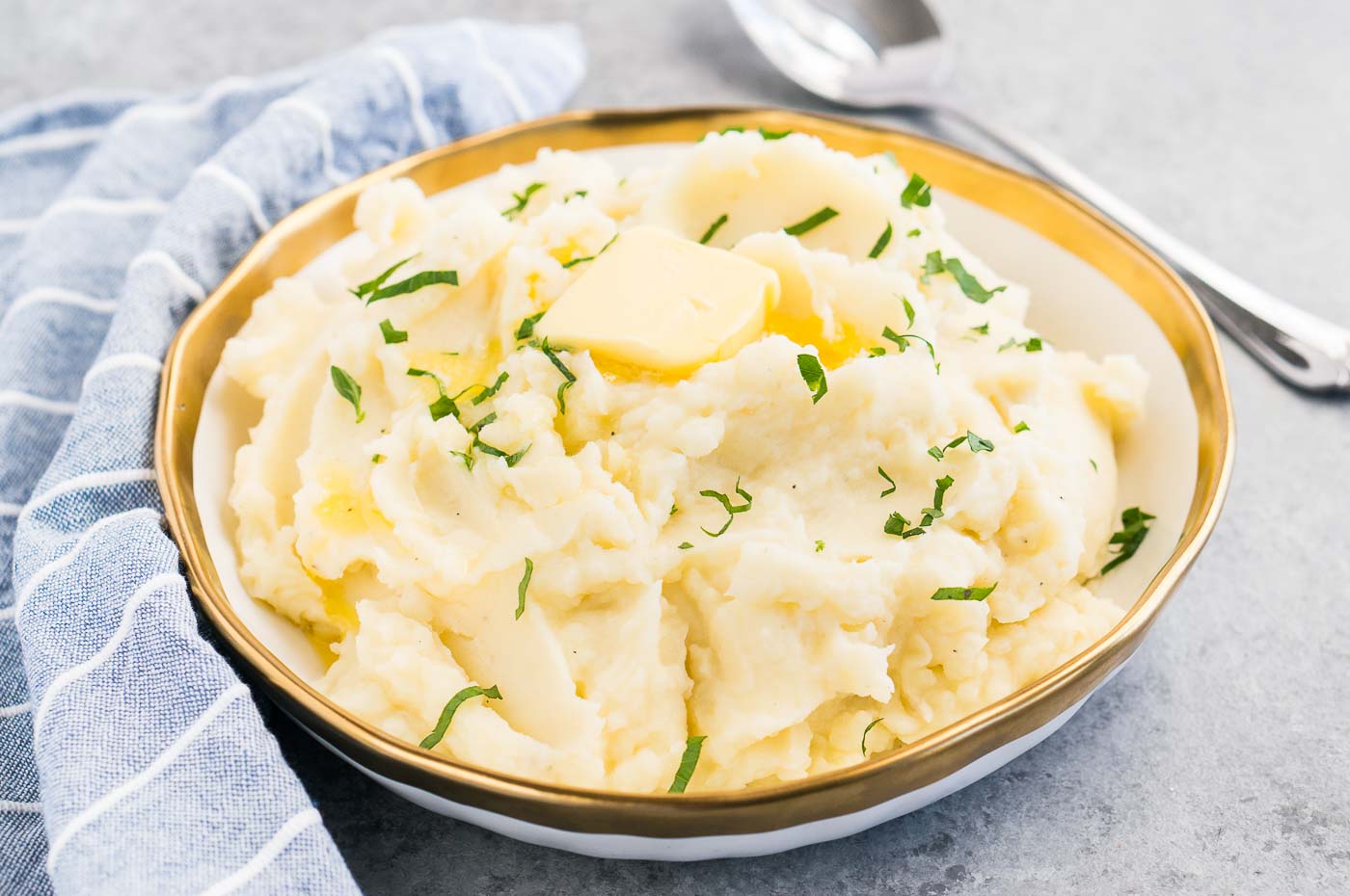 close up image of mashed potatoes in a bowl