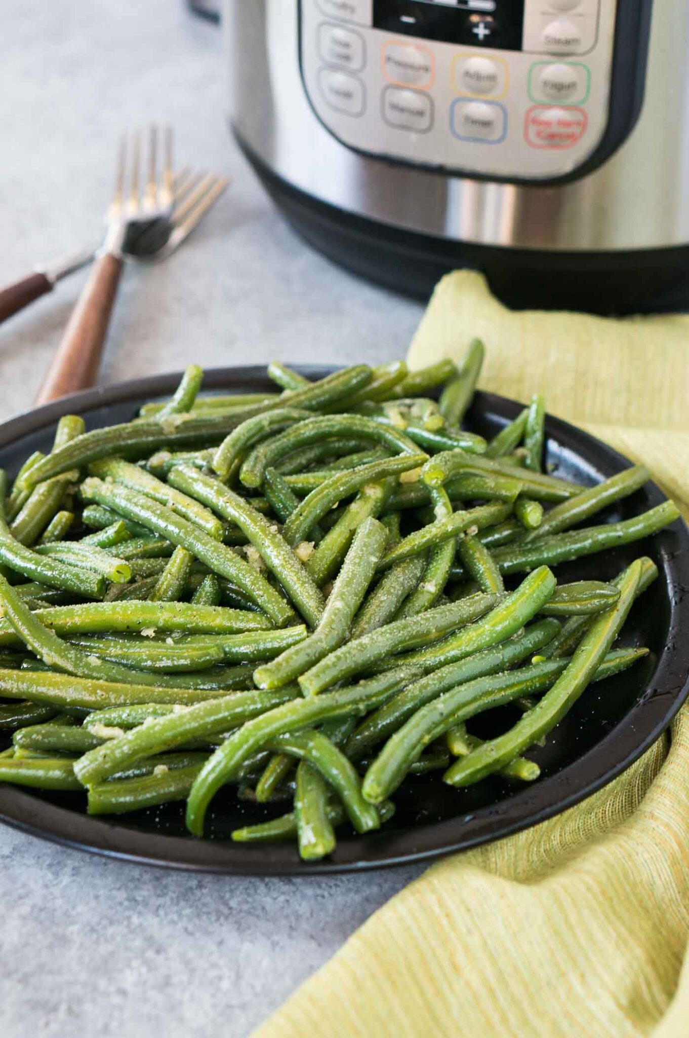 instant pot green beans served on a plate